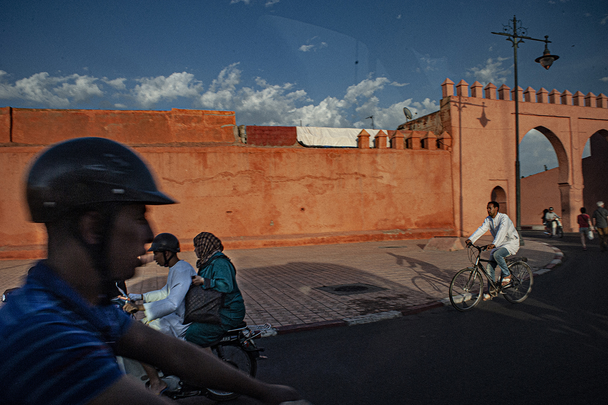 ELEGY of a solitary journey ( Southern Morocco seen by a sitting passenger ) / Élégie d’un voyage solitaire ( Le sud marocain vu par un passager )