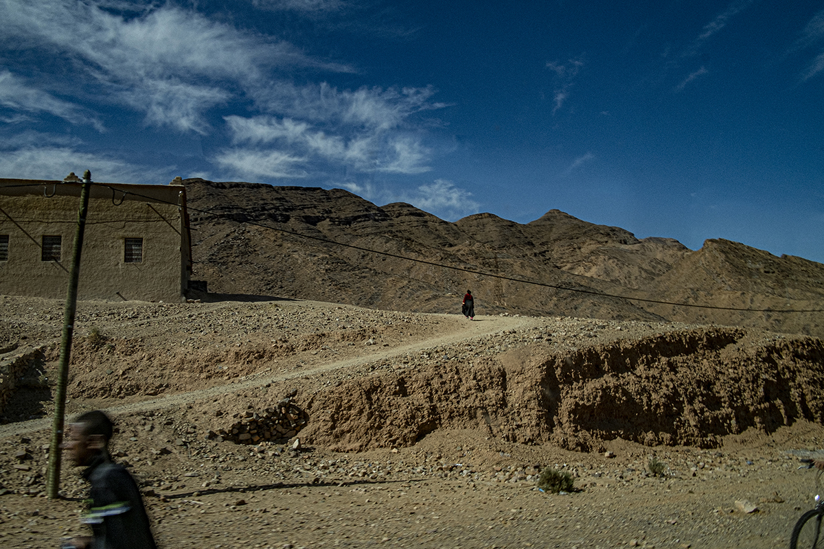 ELEGY of a solitary journey ( Southern Morocco seen by a sitting passenger ) / Élégie d’un voyage solitaire ( Le sud marocain vu par un passager )
