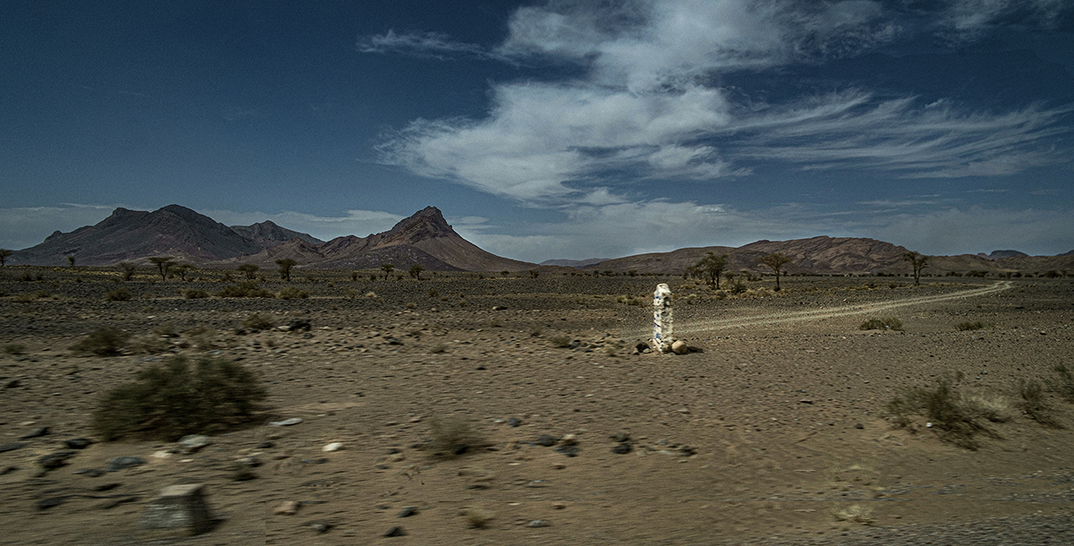 ELEGY of a solitary journey ( Southern Morocco seen by a sitting passenger ) / Élégie d’un voyage solitaire ( Le sud marocain vu par un passager )