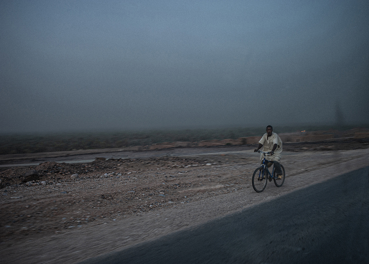 ELEGY of a solitary journey ( Southern Morocco seen by a sitting passenger ) / Élégie d’un voyage solitaire ( Le sud marocain vu par un passager )