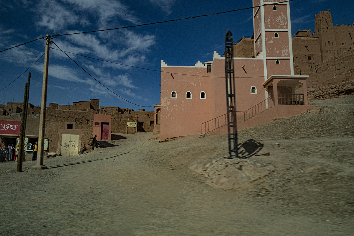 ELEGY of a solitary journey ( Southern Morocco seen by a sitting passenger ) / Élégie d’un voyage solitaire ( Le sud marocain vu par un passager )